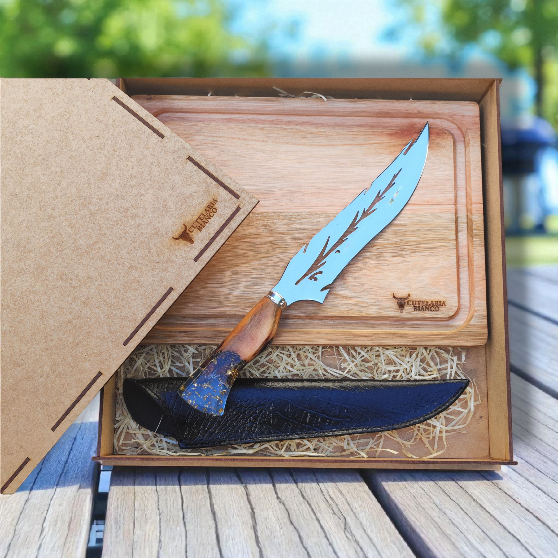 Kit Presente Pluma Bianco – Faca artesanal P/Churrasco + Tabua churrasco + Caixa P/Presente + Case em Couro