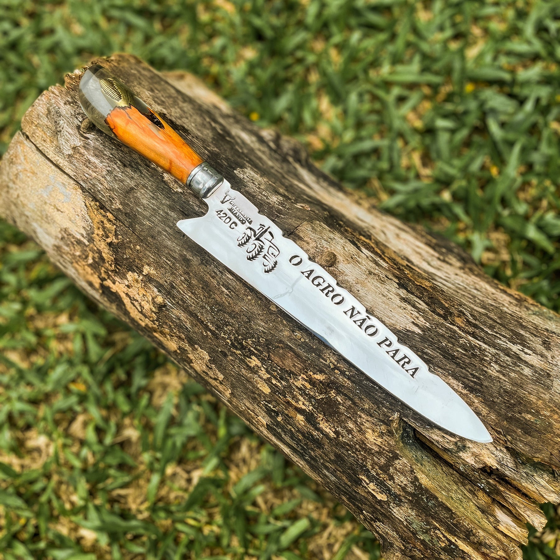 Faca Artesanal para Churrasco - Modelo O Agro Não Para com Cabo  c/ pingente trator + Case especial em couro