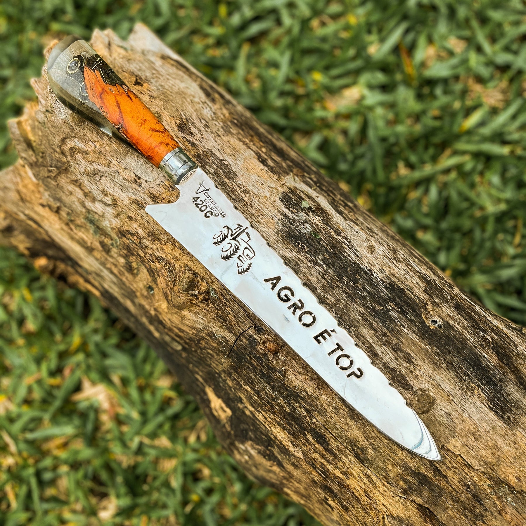 Faca Artesanal para Churrasco - Modelo Agro é Top com Cabo  c/ pingente trator + Case especial em couro