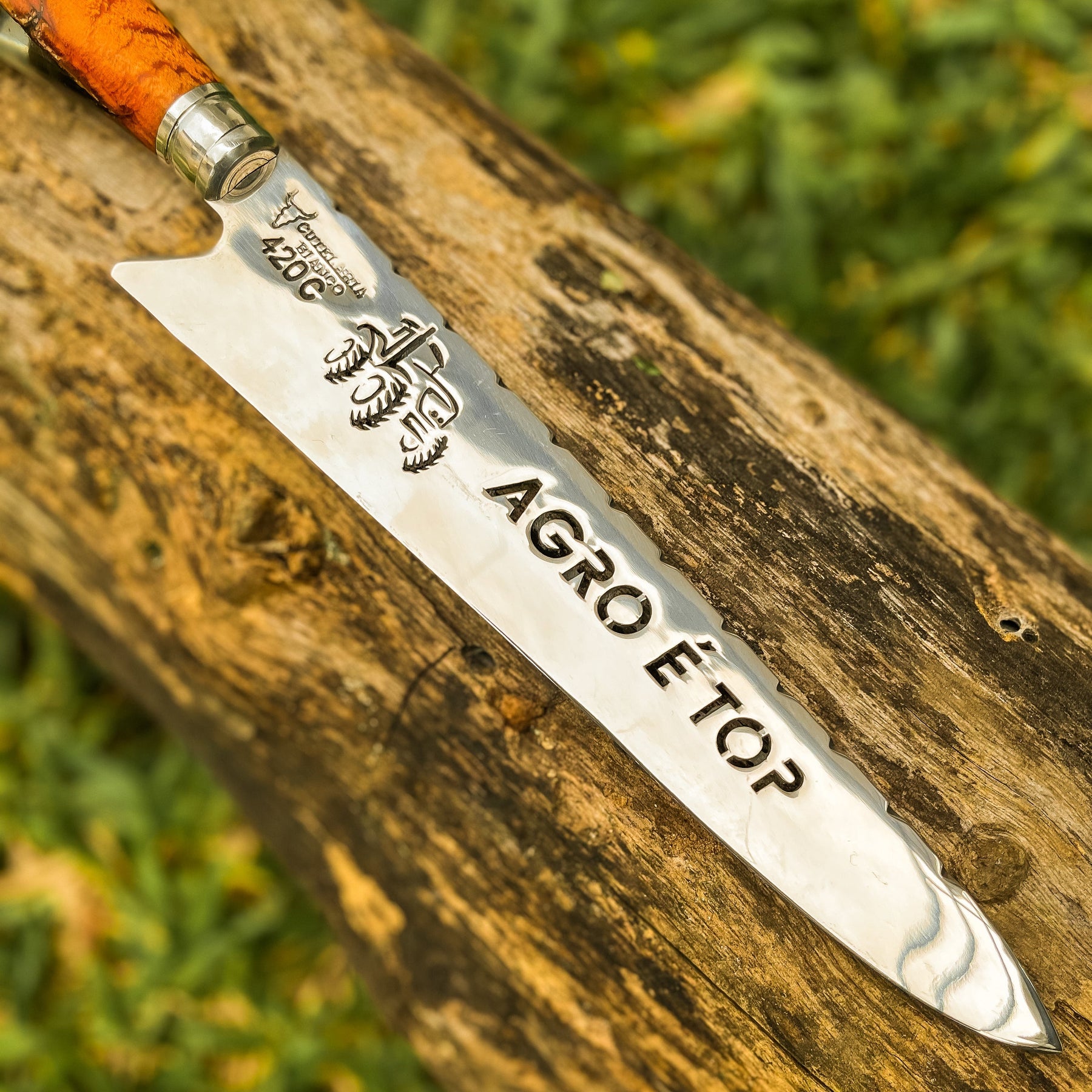 Faca Artesanal para Churrasco - Modelo Agro é Top com Cabo  c/ pingente trator + Case especial em couro